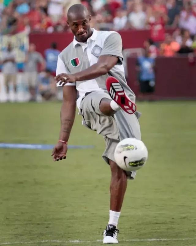 青岛西海岸主教练邵佳一成功保级，郑智接任后计划邀请黄博文、李雷雷等助教，助力球队发展。